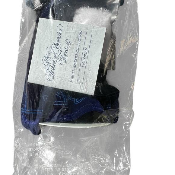 AVON FASHION AMERICAN TIMES-VICTORIAN DOLL - Picture 4 of 10